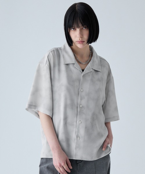 VELNUS(ベルナス)の「【VELNUS】〈Easy-Care, UV-Protective & Quick-Dry〉 Abstract Art Drape Open-Collar Short-Sleeve Shirt/《イージーケア・UVカット・速乾》ニュアンスアートドレープオープンカラー半袖シャツ(シャツ/ブラウス・メンズ・ホワイト/ブラック・S/M/L)」の1枚目の写真
