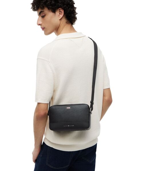 TOMMY HILFIGER(トミーヒルフィガー)の「レザー調ミニショルダーバッグ(ショルダーバッグ・メンズ・ブラック・FREE)」の2枚目の写真