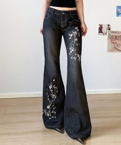フラワー刺繍フレアデニムパンツ（デニムパンツ）｜CHUL（チュル）の