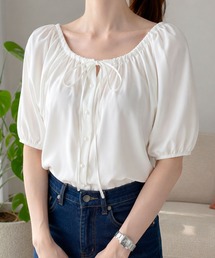 リボンとふんわり袖でふわっと可愛さをプラスして。 パフスリーブリボンブラウス