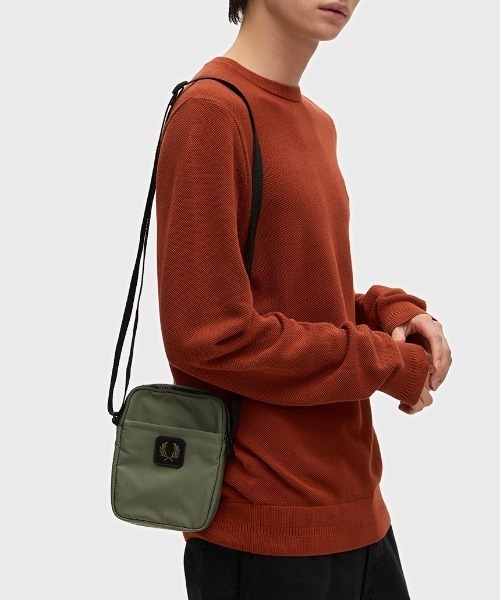 FRED PERRY（フレッドペリー）の「Crinkle Nylon Small Side Bag／クリンクルナイロンスモールサイドバッグ（ボディバッグ/ウエストポーチ・メンズ・カーキ/ブラック・ONE SIZE）」の2枚目の写真