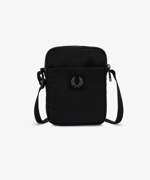 FRED PERRY（フレッドペリー）の「Crinkle Nylon Small Side Bag／クリンクルナイロンスモールサイドバッグ（ボディバッグ/ウエストポーチ・メンズ・カーキ/ブラック・ONE SIZE）」の8枚目の写真