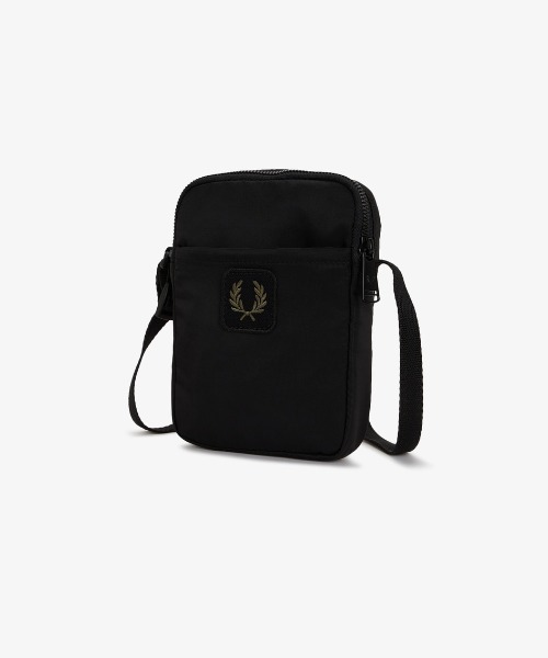 FRED PERRY（フレッドペリー）の「Crinkle Nylon Small Side Bag／クリンクルナイロンスモールサイドバッグ（ボディバッグ/ウエストポーチ・メンズ・カーキ/ブラック・ONE SIZE）」の9枚目の写真