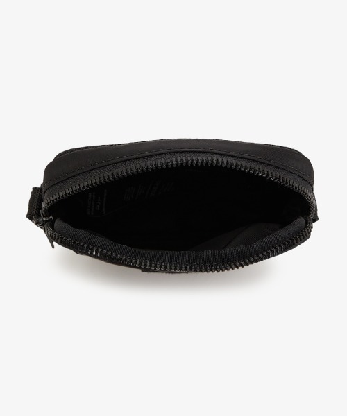 FRED PERRY（フレッドペリー）の「Crinkle Nylon Small Side Bag／クリンクルナイロンスモールサイドバッグ（ボディバッグ/ウエストポーチ・メンズ・カーキ/ブラック・ONE SIZE）」の11枚目の写真