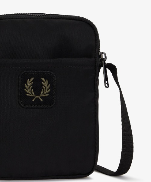 FRED PERRY（フレッドペリー）の「Crinkle Nylon Small Side Bag／クリンクルナイロンスモールサイドバッグ（ボディバッグ/ウエストポーチ・メンズ・カーキ/ブラック・ONE SIZE）」の12枚目の写真