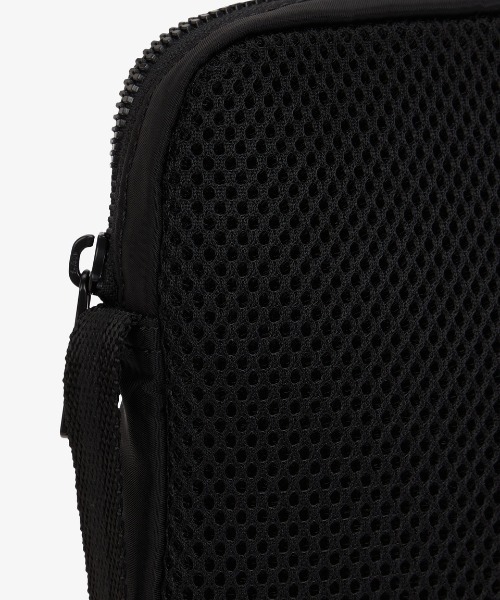 FRED PERRY（フレッドペリー）の「Crinkle Nylon Small Side Bag／クリンクルナイロンスモールサイドバッグ（ボディバッグ/ウエストポーチ・メンズ・カーキ/ブラック・ONE SIZE）」の13枚目の写真