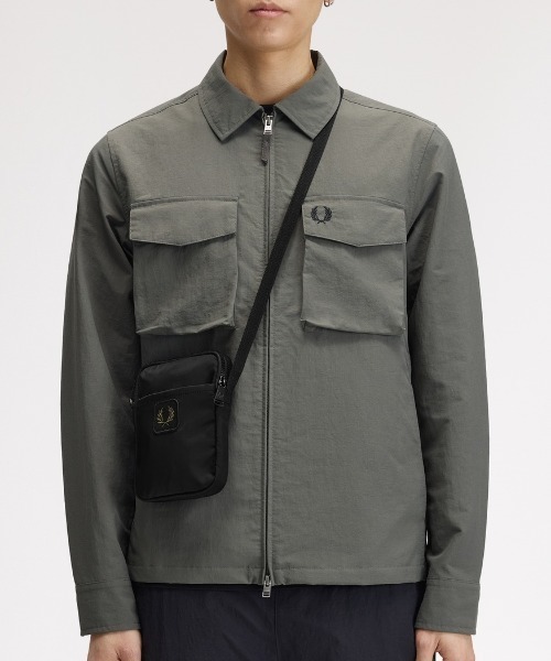 FRED PERRY（フレッドペリー）の「Crinkle Nylon Small Side Bag／クリンクルナイロンスモールサイドバッグ（ボディバッグ/ウエストポーチ・メンズ・カーキ/ブラック・ONE SIZE）」の7枚目の写真