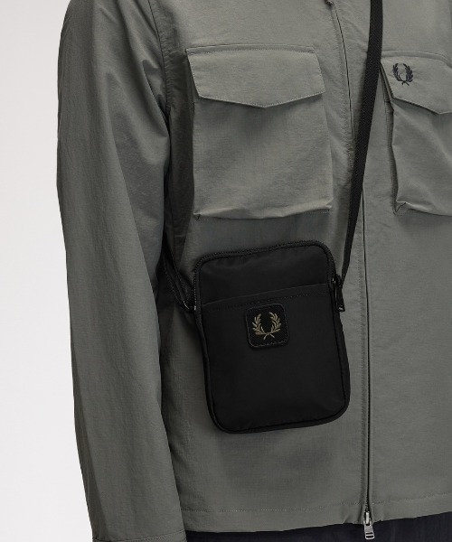 FRED PERRY（フレッドペリー）の「Crinkle Nylon Small Side Bag／クリンクルナイロンスモールサイドバッグ（ボディバッグ/ウエストポーチ・メンズ・カーキ/ブラック・ONE SIZE）」の6枚目の写真