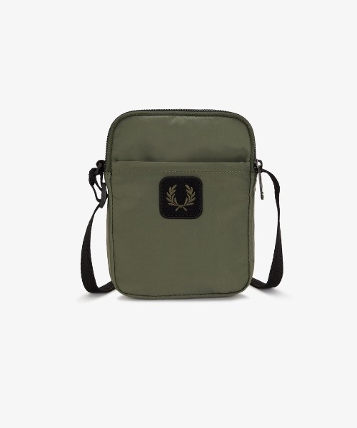 FRED PERRY（フレッドペリー）の「Crinkle Nylon Small Side Bag／クリンクルナイロンスモールサイドバッグ（ボディバッグ/ウエストポーチ・メンズ・カーキ/ブラック・ONE SIZE）」の21枚目の写真