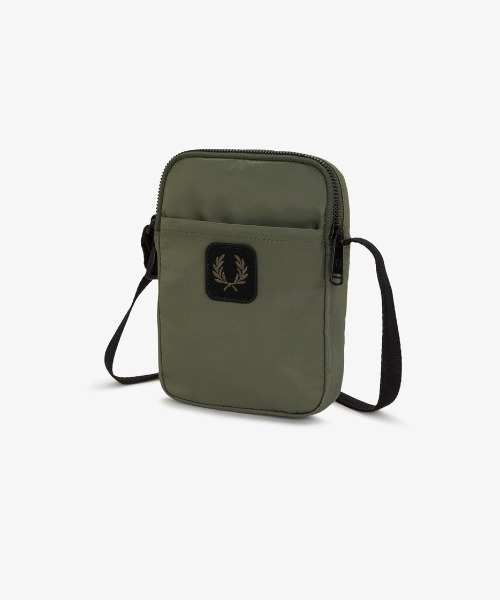 FRED PERRY（フレッドペリー）の「Crinkle Nylon Small Side Bag／クリンクルナイロンスモールサイドバッグ（ボディバッグ/ウエストポーチ・メンズ・カーキ/ブラック・ONE SIZE）」の22枚目の写真