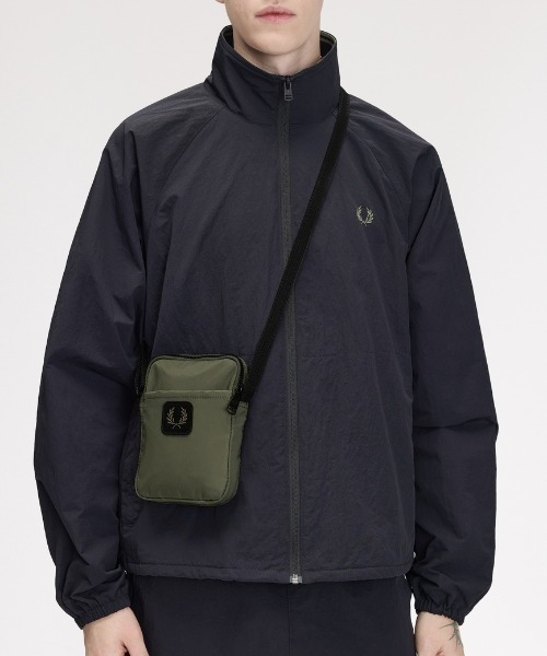 FRED PERRY（フレッドペリー）の「Crinkle Nylon Small Side Bag／クリンクルナイロンスモールサイドバッグ（ボディバッグ/ウエストポーチ・メンズ・カーキ/ブラック・ONE SIZE）」の20枚目の写真