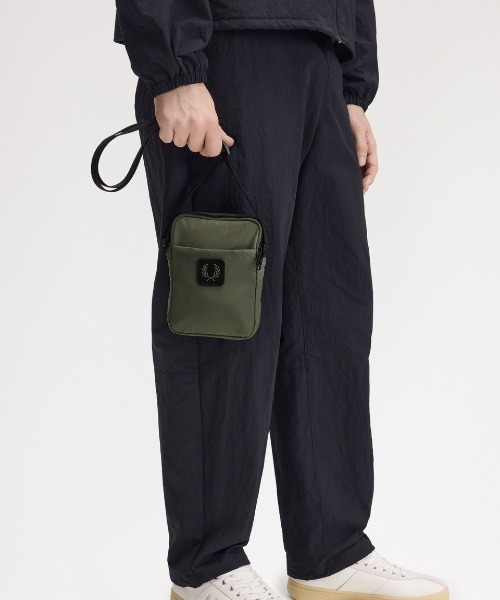 FRED PERRY（フレッドペリー）の「Crinkle Nylon Small Side Bag／クリンクルナイロンスモールサイドバッグ（ボディバッグ/ウエストポーチ・メンズ・カーキ/ブラック・ONE SIZE）」の18枚目の写真