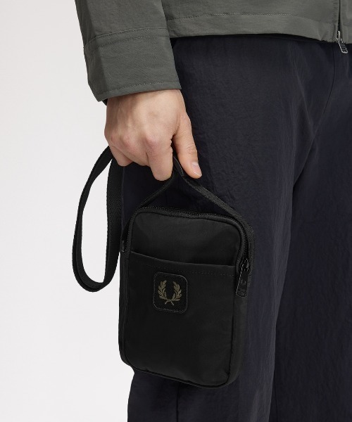 FRED PERRY（フレッドペリー）の「Crinkle Nylon Small Side Bag／クリンクルナイロンスモールサイドバッグ（ボディバッグ/ウエストポーチ・メンズ・カーキ/ブラック・ONE SIZE）」の5枚目の写真