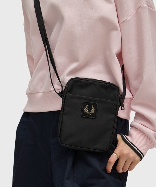 FRED PERRY（フレッドペリー）の「Crinkle Nylon Small Side Bag／クリンクルナイロンスモールサイドバッグ（ボディバッグ/ウエストポーチ・メンズ・カーキ/ブラック・ONE SIZE）」の4枚目の写真