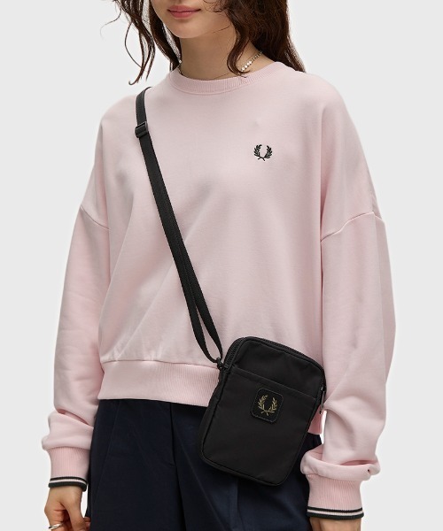 FRED PERRY（フレッドペリー）の「Crinkle Nylon Small Side Bag／クリンクルナイロンスモールサイドバッグ（ボディバッグ/ウエストポーチ・メンズ・カーキ/ブラック・ONE SIZE）」の3枚目の写真