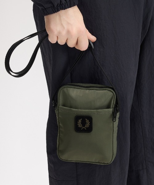 FRED PERRY（フレッドペリー）の「Crinkle Nylon Small Side Bag／クリンクルナイロンスモールサイドバッグ（ボディバッグ/ウエストポーチ・メンズ・カーキ/ブラック・ONE SIZE）」の19枚目の写真