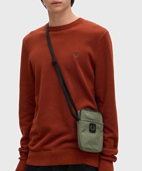 FRED PERRY（フレッドペリー）の「Crinkle Nylon Small Side Bag／クリンクルナイロンスモールサイドバッグ（ボディバッグ/ウエストポーチ・メンズ・カーキ/ブラック・ONE SIZE）」の14枚目の写真