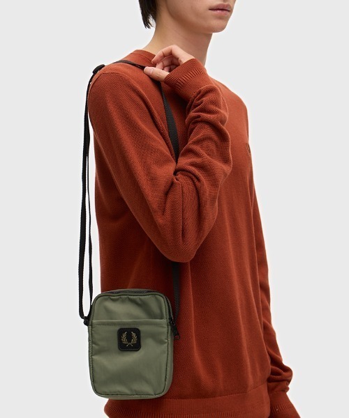 FRED PERRY（フレッドペリー）の「Crinkle Nylon Small Side Bag／クリンクルナイロンスモールサイドバッグ（ボディバッグ/ウエストポーチ・メンズ・カーキ/ブラック・ONE SIZE）」の15枚目の写真