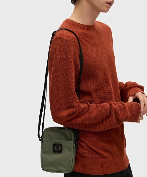 FRED PERRY（フレッドペリー）の「Crinkle Nylon Small Side Bag／クリンクルナイロンスモールサイドバッグ（ボディバッグ/ウエストポーチ・メンズ・カーキ/ブラック・ONE SIZE）」の16枚目の写真