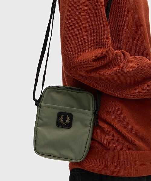 FRED PERRY（フレッドペリー）の「Crinkle Nylon Small Side Bag／クリンクルナイロンスモールサイドバッグ（ボディバッグ/ウエストポーチ・メンズ・カーキ/ブラック・ONE SIZE）」の17枚目の写真