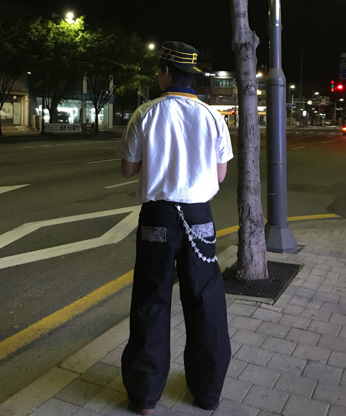 SOMEPLACE MAN（サムプレイス・マン）の「ペイズリーバンダナ配色ポケットポイントワイドフィットデニムパンツ[黒青]（その他パンツ・メンズ・ブルー系その他・FREE）」の5枚目の写真