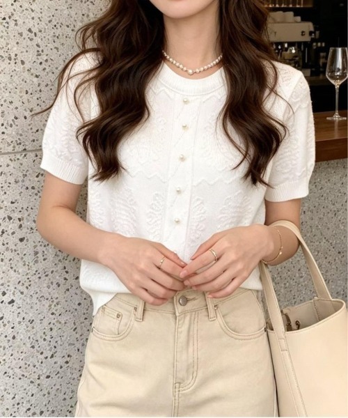 &soiree(アンドソワレ)の「ジャガードパール付クルーネックカーディガン風トップス(Tシャツ/カットソー・レディース・アイボリー/ピンク/レッド/ブラック/ホワイト・FREE)」の1枚目の写真