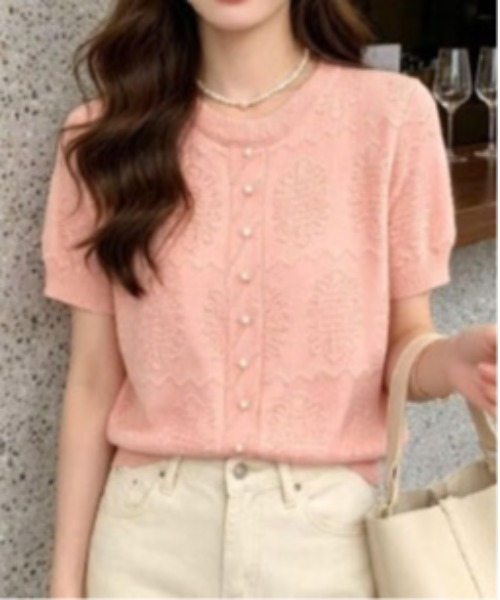 &soiree(アンドソワレ)の「ジャガードパール付クルーネックカーディガン風トップス(Tシャツ/カットソー・レディース・アイボリー/ピンク/レッド/ブラック/ホワイト・FREE)」の4枚目の写真