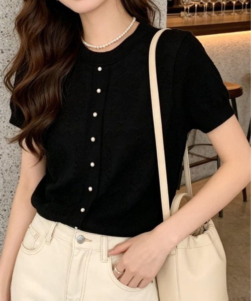 &soiree(アンドソワレ)の「ジャガードパール付クルーネックカーディガン風トップス(Tシャツ/カットソー・レディース・アイボリー/ピンク/レッド/ブラック/ホワイト・FREE)」の3枚目の写真