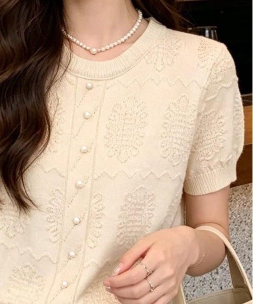 &soiree(アンドソワレ)の「ジャガードパール付クルーネックカーディガン風トップス(Tシャツ/カットソー・レディース・アイボリー/ピンク/レッド/ブラック/ホワイト・FREE)」の6枚目の写真