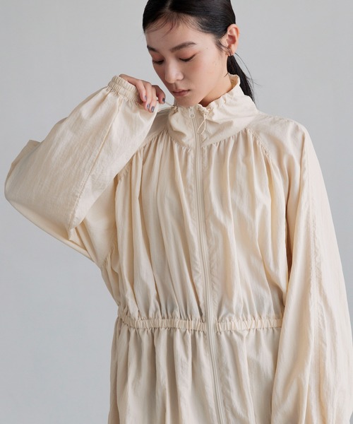LOWRYS FARM(ローリーズファーム)の「ナイロンバルーンミドルブルゾン 1049004(ワンピース・レディース・ライトグリーン/ブラック/アイボリー・FREE)」の2枚目の写真