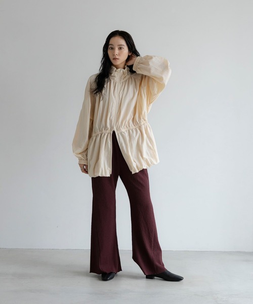 LOWRYS FARM(ローリーズファーム)の「ナイロンバルーンミドルブルゾン 1049004(ワンピース・レディース・ライトグリーン/ブラック/アイボリー・FREE)」の4枚目の写真