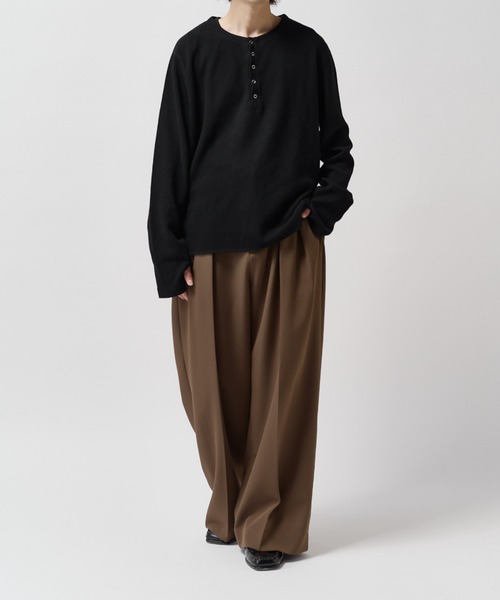 Lui's（ルイス）の「【Neucon】2-TUCK WIDE STRAIGHT SLACKS / 2タックワイドストレートスラックスパンツ（スラックス・メンズ・ブラウン/ブラック/チャコールグレー・2/1）」の16枚目の写真