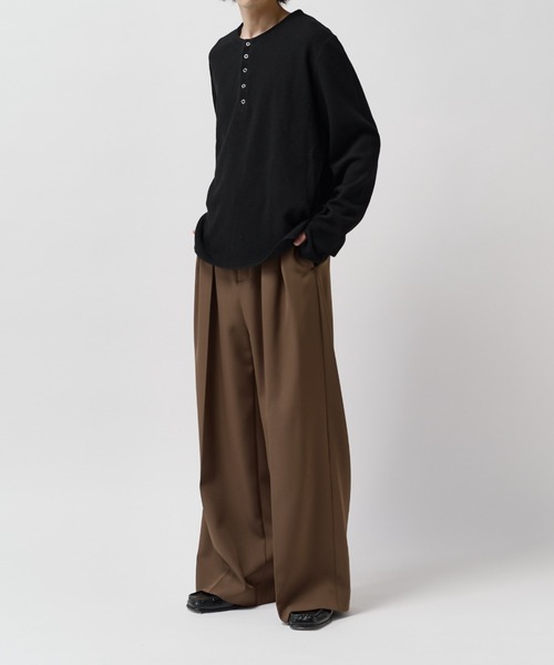 Lui's（ルイス）の「【Neucon】2-TUCK WIDE STRAIGHT SLACKS / 2タックワイドストレートスラックスパンツ（スラックス・メンズ・ブラウン/ブラック/チャコールグレー・2/1）」の17枚目の写真