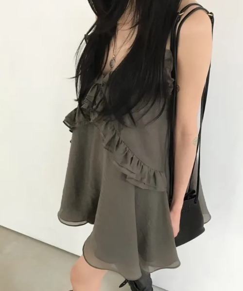 FLINEA(フリネア)の「フリルシフォンキャミワンピース(チュニック・レディース・チャコールグレー/ベージュ/ライトパープル・FREE)」の5枚目の写真