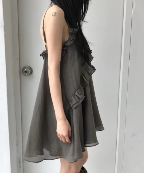 FLINEA(フリネア)の「フリルシフォンキャミワンピース(チュニック・レディース・チャコールグレー/ベージュ/ライトパープル・FREE)」の4枚目の写真
