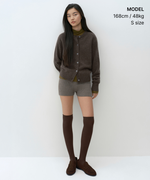 MUSINSA STANDARD WOMAN（ムシンサスタンダードウーマン）の「[ビクトリアウール] レディース ラウンドネックカーディガン [ブラウン]（カーディガン/ボレロ・レディース・その他・X-SMALL/SMALL/MEDIUM/LARGE）」の2枚目の写真