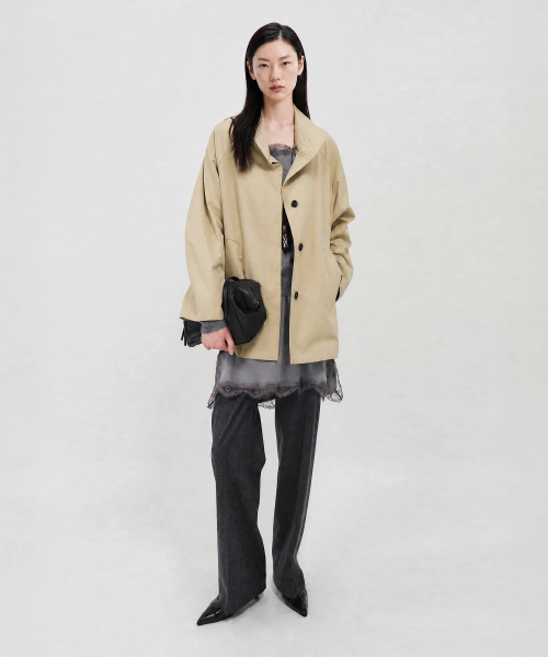 LOOKAST(ルックキャスト)の「ハイネックコットンハーフジャケット_ベージュ / HIGH NECK COTTON HALF JACKET_BEIGE(トレンチコート・レディース・Beige・MEDIUM/SMALL)」の2枚目の写真