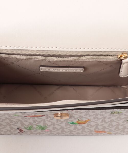 MICHAEL KORS(マイケルコース)の「GREENWICH SM FLAP XBODY(ショルダーバッグ・レディース・ベージュ系その他・FREE)」の4枚目の写真