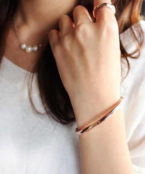 Vaya Con Dios（ヴァヤコンディオス）の「【VayaConDios/ヴァヤコンディオス】ステンレス製ソフトツイストバングル（バングル/リストバンド・メンズ・ブラック/ゴールド/シルバー/ピンクゴールド・FREE）」の4枚目の写真