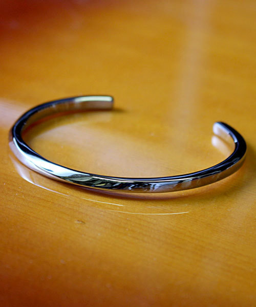 Vaya Con Dios（ヴァヤコンディオス）の「【VayaConDios/ヴァヤコンディオス】ステンレス製ソフトツイストバングル（バングル/リストバンド・メンズ・ブラック/ゴールド/シルバー/ピンクゴールド・FREE）」の3枚目の写真