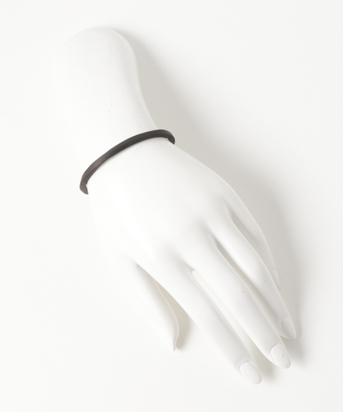 Vaya Con Dios（ヴァヤコンディオス）の「【VayaConDios/ヴァヤコンディオス】ステンレス製ソフトツイストバングル（バングル/リストバンド・メンズ・ブラック/ゴールド/シルバー/ピンクゴールド・FREE）」の6枚目の写真