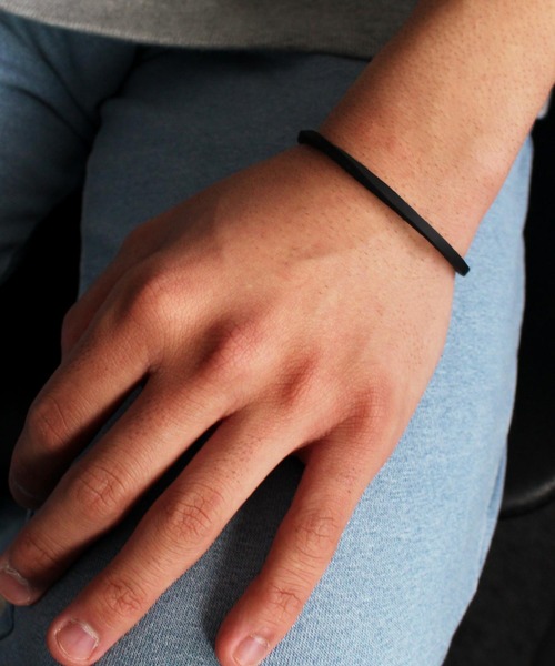 Vaya Con Dios（ヴァヤコンディオス）の「【VayaConDios/ヴァヤコンディオス】ステンレス製ソフトツイストバングル（バングル/リストバンド・メンズ・ブラック/ゴールド/シルバー/ピンクゴールド・FREE）」の2枚目の写真