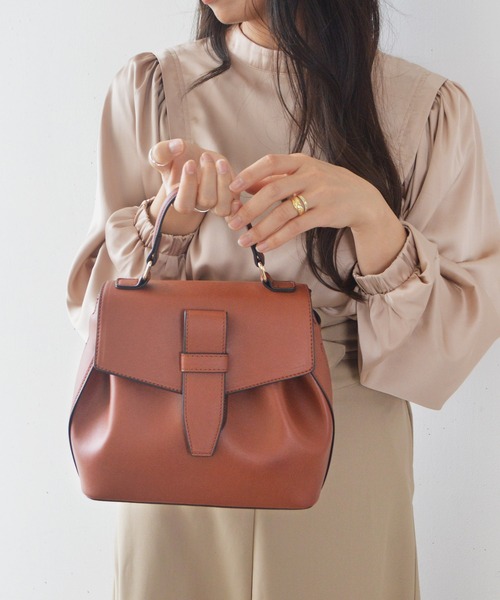 styiro（スタイロ）の「ベルトフラップ 2WAY ショルダーハンドバッグ / 再入荷（ハンドバッグ・レディース・ブラック/イエロー/アイボリー/ピンク/モカ/レッド/ブラウン/ネイビー/テラコッタ/ライトブルー/ライトグリーン/オレンジ/シルバー/フューシャピンク/ライトベージュ/オレンジ系その他/グリーン/ピンク系その他/イエロー系その他/パープル/ボルドー/ブラック系その他/ライトピンク/キャメル/ターコイズブルー/ブルー/ミント/ブルーグレー・FREE）」の7枚目の写真