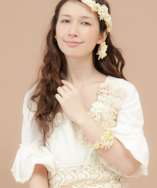 m.soeur（エムスール）の「ミモザとシロツメ草のバングル＊（バングル/リストバンド・レディース・イエロー・FREE）」の5枚目の写真