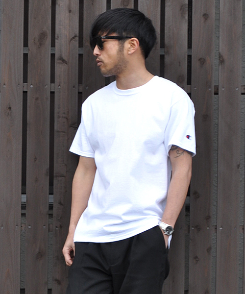 Champion(チャンピオン)の「チャンピオン/Championクルーネック無地半袖Tシャツ(Tシャツ/カットソー・メンズ・ホワイト/チャコールグレー/ブラック/ダークグリーン/ネイビー/マスタード/杢グレー/マルーン・SMALL/MEDIUM/LARGE/X-LARGE)」の2枚目の写真