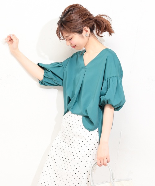 natural couture（ナチュラルクチュール）の「ボリューム袖Ｖネックブラウス（シャツ/ブラウス・レディース・ブラック/ドット/ピンク/ベージュ/ターコイズブルー/オフホワイト・FREE）」の5枚目の写真