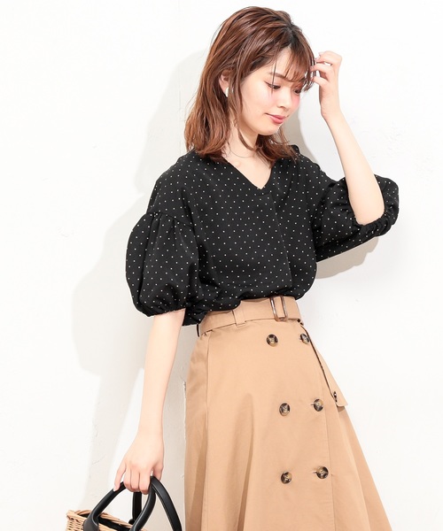 natural couture（ナチュラルクチュール）の「ボリューム袖Ｖネックブラウス（シャツ/ブラウス・レディース・ブラック/ドット/ピンク/ベージュ/ターコイズブルー/オフホワイト・FREE）」の3枚目の写真