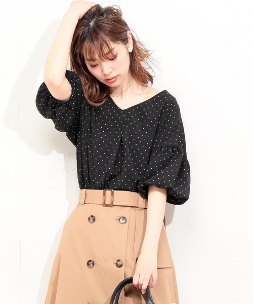 natural couture（ナチュラルクチュール）の「ボリューム袖Ｖネックブラウス（シャツ/ブラウス・レディース・ブラック/ドット/ピンク/ベージュ/ターコイズブルー/オフホワイト・FREE）」の12枚目の写真