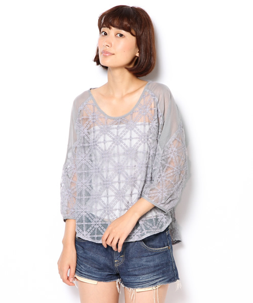 mystic(ミスティック)の「【web限定価格】エンブロイダリーチュールP/O(シャツ/ブラウス・レディース・グレー/ベージュ/オフホワイト/ブラック・フリ-)」の1枚目の写真