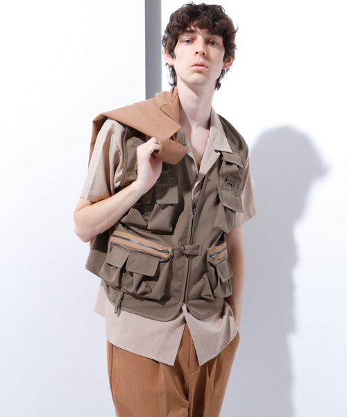 EMMA CLOTHES(エマクローズ)の「TRミリタリートラベルベスト(ベスト・メンズ・ブラック/ベージュ・M/L)」の1枚目の写真